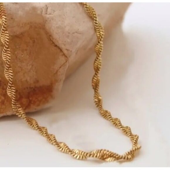 18k Gold Plated Dainty Elegant Twisted Chain Necklace - Picture 3 of 5